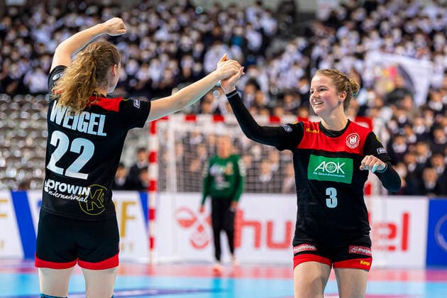 Handball, Frauen: WM 2019, Hauptrunde, Gruppe 1, 7. Spieltag , Deutschland - Serbien Maren Weigel (Deutschland Metzingen), Amelie Berger (Deutschland Bietigheim) Jubel Freude Emotion Kumamoto Aqua Dome Kumamoto Japan