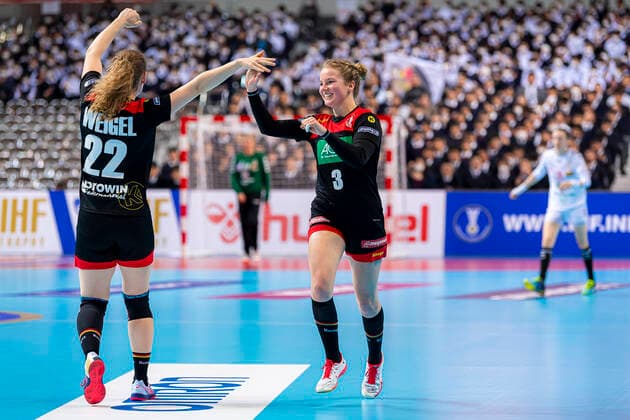 Handball, Frauen: WM 2019, Hauptrunde, Gruppe 1, 7. Spieltag , Deutschland - Serbien v.li. Maren Weigel (Deutschland Metzingen), Amelie Berger (Deutschland Bietigheim) Jubel Freude Emotion Kumamoto Aqua Dome Kumamoto Japan