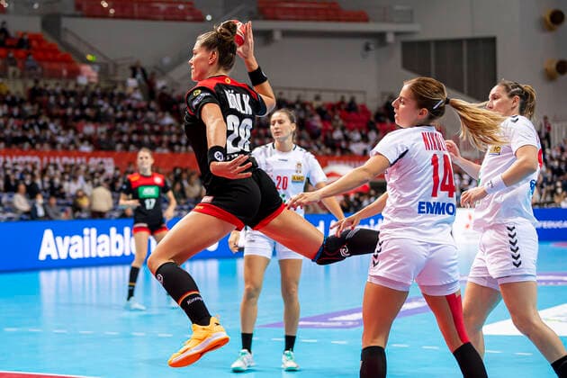 Handball, Frauen: WM 2019, Hauptrunde, Gruppe 1, 7. Spieltag , Deutschland - Serbien Emily Boelk Bölk (Deutschland Thueringer HC), Zeljka Nikolic (Serbien) Kumamoto Aqua Dome Kumamoto Japan