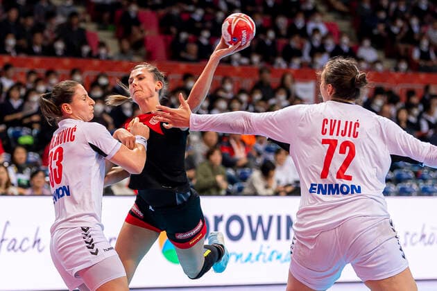 Handball, Frauen: WM 2019, Hauptrunde, Gruppe 1, 7. Spieltag , Deutschland - Serbien v. li. im Zweikampf Jovana Stoiljkovic (Serbien) und Alicia Stolle (Deutschland Thueringer HC), Dragana Cvijic (Serbien) Kumamoto Aqua Dome Kumamoto Japan