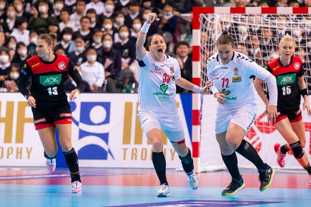 Handball, Frauen: WM 2019, Hauptrunde, Gruppe 1, 7. Spieltag , Deutschland - Serbien v.li. Julia Behnke (Deutschland Rostov Don), Jovana Stoiljkovic (Serbien), Dragana Cvijic (Serbien) Kumamoto Aqua Dome Kumamoto Japan