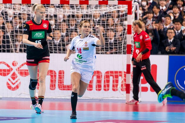 Handball, Frauen: WM 2019, Hauptrunde, Gruppe 1, 7. Spieltag , Deutschland - Serbien v.li. Kim Naidzinavicius (Deutschland Bietigheim), Zeljka Nikolic (Serbien) Kumamoto Aqua Dome Kumamoto Japan