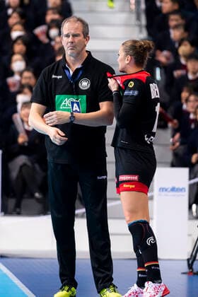 Handball, Frauen: WM 2019, Hauptrunde, Gruppe 1, 7. Spieltag , Deutschland - Serbien Julia Behnke (Deutschland Rostov Don) im Gespräch mit Trainer Henk Groener (Deutschland) Kumamoto Aqua Dome Kumamoto Japan