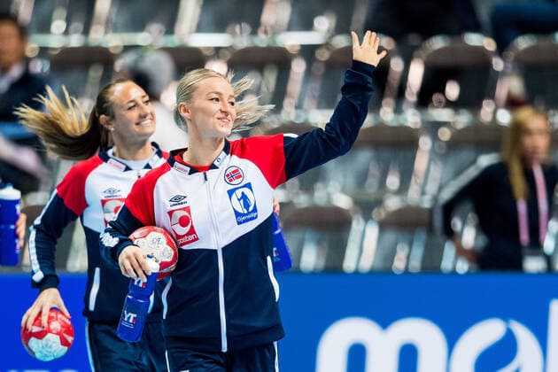 191209 Stine Bredal Oftedal of Norway enters for warm-ups ahead of the Women s World Handball Championship game between South Korea and Norway on December 9, 2019 in Kumamoto. Photo: Daniel Stiller Bildbyran kod DS 59421 bbeng dam women handball handboll world handball championship 2019 norway norge handball vm south korea Copyright: DANIELxSTILLER BB191209DS002