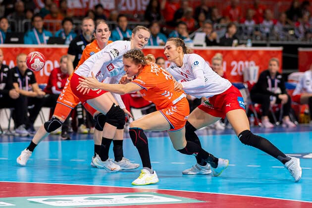 Handball, Frauen: WM 2019, Hauptrunde, Gruppe 1, 7. Spieltag , Dänemark - Niederlande v. li. im Zweikampf Merel Freriks (Niederlande) und Line Haugsted (Daenemark) Kumamoto Aqua Dome Kumamoto Japan