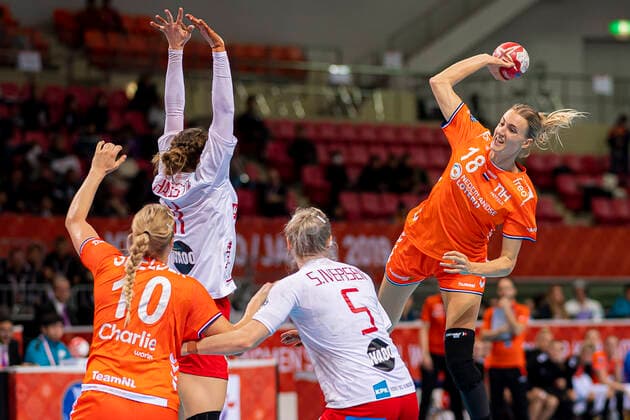 Handball, Frauen: WM 2019, Hauptrunde, Gruppe 1, 7. Spieltag , Dänemark - Niederlande v.li. Danick Snelder (Niederlande), Line Haugsted (Daenemark), Sarah Iversen (Daenemark), Kelly Dulfer (Niederlande) Kumamoto Aqua Dome Kumamoto Japan