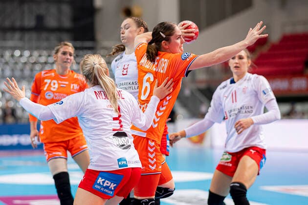Handball, Frauen: WM 2019, Hauptrunde, Gruppe 1, 7. Spieltag , Dänemark - Niederlande v. li. im Zweikampf Laerke Nolsoe Pedersen (Daenemark) und Laura van der Heijden (Niederlande Bietigheim) Kumamoto Aqua Dome Kumamoto Japan