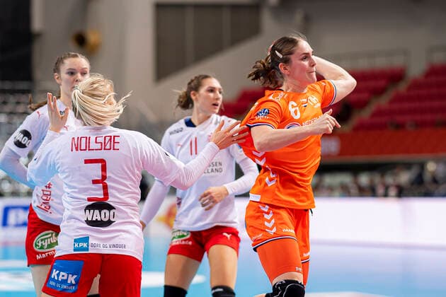 Handball, Frauen: WM 2019, Hauptrunde, Gruppe 1, 7. Spieltag , Dänemark - Niederlande v.li. Laerke Nolsoe Pedersen (Daenemark), Laura van der Heijden (Niederlande Bietigheim) Kumamoto Aqua Dome Kumamoto Japan
