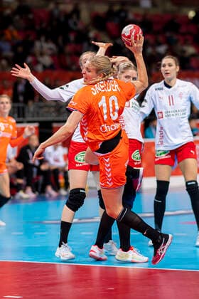 Handball, Frauen: WM 2019, Hauptrunde, Gruppe 1, 7. Spieltag , Dänemark - Niederlande Danick Snelder (Niederlande) Kumamoto Aqua Dome Kumamoto Japan