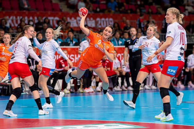 Handball, Frauen: WM 2019, Hauptrunde, Gruppe 1, 7. Spieltag , Dänemark - Niederlande v.li. Anne Mette Hansen (Daenemark), Larissa Nusser (Niederlande), den24 , Kathrine Heindahl (Daenemark) Kumamoto Aqua Dome Kumamoto Japan