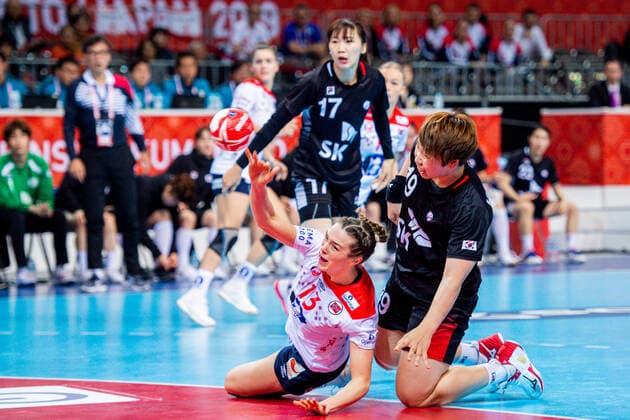 191209 Kari Brattset of Norway and Sojeong Yu of South Korea during the Women s World Handball Championship game between South Korea and Norway on December 9, 2019 in Kumamoto. Photo: Daniel Stiller Bildbyran kod DS 59421 bbeng dam women handball handboll world handball championship 2019 norway norge handball vm south korea Copyright: DANIELxSTILLER BB191209DS006