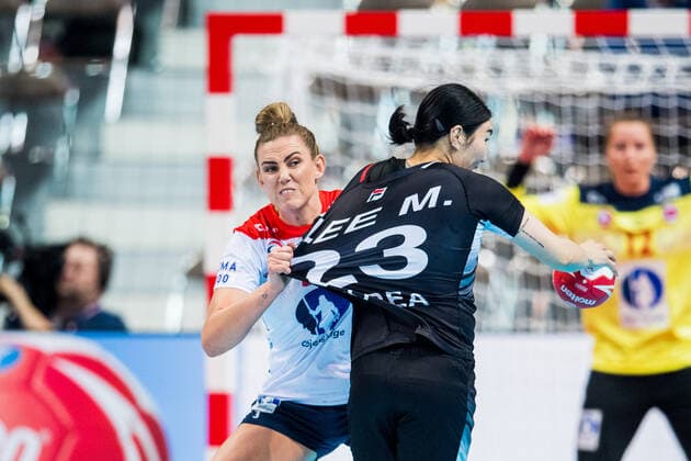 191209 Emilie Hegh Arntzen of Norway and Yunji Kim of South Korea during the Women s World Handball Championship game between South Korea and Norway on December 9, 2019 in Kumamoto. Photo: Daniel Stiller Bildbyran kod DS 59421 bbeng dam women handball handboll world handball championship 2019 norway norge handball vm south korea Copyright: DANIELxSTILLER BB191209DS007
