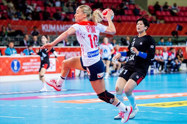 191209 Stine Bredal Oftedal of Norway during the Women s World Handball Championship game between South Korea and Norway on December 9, 2019 in Kumamoto. Photo: Daniel Stiller Bildbyran kod DS 59421 bbeng dam women handball handboll world handball championship 2019 norway norge handball vm south korea Copyright: DANIELxSTILLER BB191209DS008