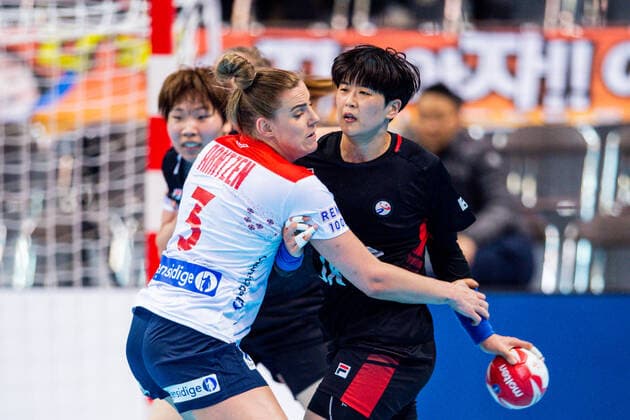 191209 Emilie Hegh Arntzen of Norway and Suyeon Jo of South Korea during the Women s World Handball Championship game between South Korea and Norway on December 9, 2019 in Kumamoto. Photo: Daniel Stiller Bildbyran kod DS 59421 bbeng dam women handball handboll world handball championship 2019 norway norge handball vm south korea Copyright: DANIELxSTILLER BB191209DS009