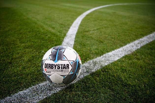Bayer 04 Leverkusen vs FC Schalke 04, Fussball Bundesliga, 26.10.2019 Derbystar Spielball auf einer Linie beim Bundesligaspiel zwischen Bayer 04 Leverkusen und dem FC Schalke 04 am 07.12.2019 DFL regulations prohibit any use of photographs as image sequences and or quasi-video. , Leverkusen NRW Deutschland BayArena *** Bayer 04 Leverkusen vs. FC Schalke 04, Football Bundesliga, 26 10 2019 Derbystar Spielball on one line at the Bundesliga match between Bayer 04 Leverkusen and FC Schalke 04 on 07 12 2019 DFL regulations prohibit any use of photographs as image sequences and or quasi video , Leverkusen NRW Germany BayArena