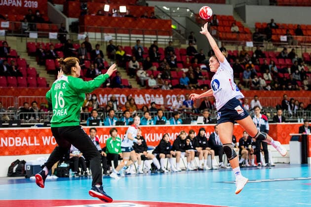 191209 Stine Skogrand of Norway and goalkeeper Hyojin Lee of South Korea during the Women s World Handball Championship game between South Korea and Norway on December 9, 2019 in Kumamoto. Photo: Daniel Stiller Bildbyran kod DS 59421 bbeng dam women handball handboll world handball championship 2019 norway norge handball vm south korea Copyright: DANIELxSTILLER BB191209DS012