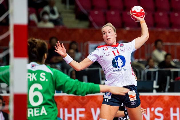 191209 Malin Aune of Norway and goalkeeper Hyojin Lee of South Korea during the Women s World Handball Championship game between South Korea and Norway on December 9, 2019 in Kumamoto. Photo: Daniel Stiller Bildbyran kod DS 59421 bbeng dam women handball handboll world handball championship 2019 norway norge handball vm south korea Copyright: DANIELxSTILLER BB191209DS015