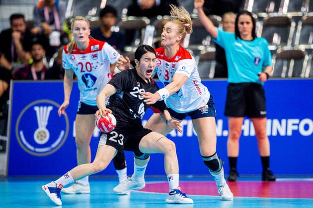 191209 Yunji Kim of South Korea and Silje Waade of Norway during the Women s World Handball Championship game between South Korea and Norway on December 9, 2019 in Kumamoto. Photo: Daniel Stiller Bildbyran kod DS 59421 bbeng dam women handball handboll world handball championship 2019 norway norge handball vm south korea Copyright: DANIELxSTILLER BB191209DS018