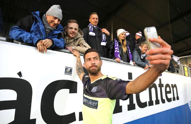 Foto : Manuel Pulido Farrona VfL beim selfie für und mit den Fans Fussball - 2. Bundesliga , am Sa. 07.12.2019 Holstein Kiel - VfL Osnabrück 2 - 4
