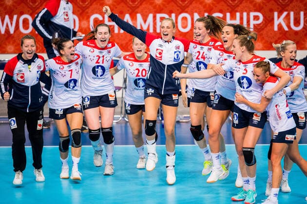 191209 Players of Norway celebrate after the Women s World Handball Championship game between South Korea and Norway on December 9, 2019 in Kumamoto. Photo: Daniel Stiller Bildbyran kod DS 59421 bbeng dam women handball handboll world handball championship 2019 norway norge handball vm south korea celebration jubel Copyright: DANIELxSTILLER BB191209DS028
