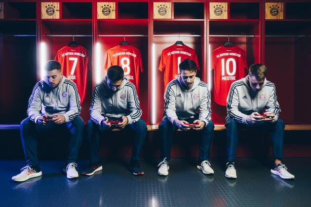 POOLFOTO - HONORARFREIE NUTZUNG CREDIT: FC Bayern München Mannschaft FC Bayern eSports der FC Bayern München tritt in Zusammenarbeit mit seinem Partner KONAMI erstmals im Esports im Bereich Fussballsimulation an: Der deutsche Fußballrekordmeister wird mit einem eigenen Team an der eFootball.Pro League teilnehmen, die nach ihrer Premierensaison im Vorjahr am 14. Dezember in die zweite Runde geht. Karl-Heinz Rummenigge: KONAMI, unser Partner für Fußballsimulationsspiele, gibt heute den Startschuss für KONAMIs eFootball.Pro League. Der FC Bayern wird in Zusammenarbeit mit seinen Partnern Telekom, Allianz und Siemens mit einer eigenen Mannschaft an dieser Liga teilnehmen. Wir freuen uns schon sehr auf die Duelle gegen andere europäische Top-Teams wie den FC Barcelona, Barca Manchester United, ManU oder Juventus Turin. Wir haben uns ganz bewusst dazu entschieden, im Bereich Esports auf Fußballsimulationsspiele zu setzen , so der Vorstandsvorsitzende des FC Bayern weiter. Für sein neu gegründetes Team konnte der FC Bayern München den Österreicher Matthias Luttenberger als Trainer sowie die Spanier Miguel Mestre Oltra, Alejandro Alguacil Segura und Jose Carlos Sánchez Guillén als Spieler verpflichten. Neben dem deutschen Rekordmeister gehen auch viele weitere europäische Spitzenklubs in der eFootball.Pro League auf virtuelle Titeljagd. Unter anderem nehmen der FC Barcelona, Manchester United, Arsenal, Juventus Turin und Schalke 04 an der Liga teil. Insgesamt 10 Teams treffen von Dezember 2019 bis April 2020 in einem Best-of-Two-Modus in Barcelona aufeinander, nach der darauffolgenden K.o.-Runde findet das große Finale im Sommer 2020 statt. Fussball FC Bayern München 09.12.2019 *** Team FC Bayern eSports of FC Bayern Munich in cooperation with his partner KONAMI will participate for the first time in Esports in the field of football simulation. The German soccer record champion will participate with his own team in the eFootball Pro League, which after its premiere season last year on December 14 goes into the second round Karl Heinz Rummenigge KONAMI, our partner for soccer simulation games, today gives the starting signal for KONAMIs eFootball Pro League FC Bayern will participate in this league with its own team in cooperation with its partners Telekom, Allianz and Siemens. We are looking forward to the duels against other European top teams like FC Barcelona, Manchester United or Juventus Turin, FC Bayern Munich was able to engage the Austrian Matthias Luttenberger as coach as well as the Spanish Miguel Mestre Oltra, Alejandro Alguacil Segura and Jose Carlos Sánchez Guillén as players. In addition to the German record champion, many other European top clubs in the eFootball Pro League are also going on a virtual title hunt, including FC Barcelona, Manchester United, Arsenal, Juventus Turin and Schalke 04 in the league part A total of 10 teams meet from December 2019 to April 2020 in a Best of Two mode in Barcelona, after the following K o round, the grand final will take place in summer 2020 Football FC Bayern Munich 09 12 2019