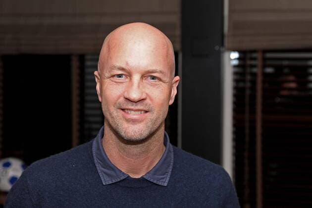 AMSTELVEEN, 09-12-2019, Peter Wekking en Simon Zwartkruis van voetbal international overhandigen een cheque aan Jordi Cruijff van de Cruijff Foundation. Jordi Cruyff  x5716485x Copyright: