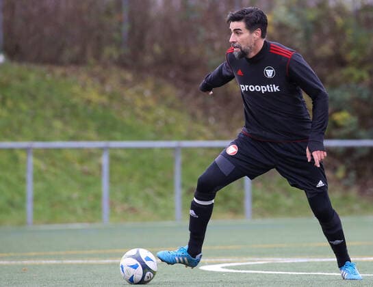 08.12.2019 Deutschland, Aichwald, Fuvüball Kreisliga A1, ASV Aichwald vs. TV Unterboihingen: mitte Zoltan Sebescen (TV U)