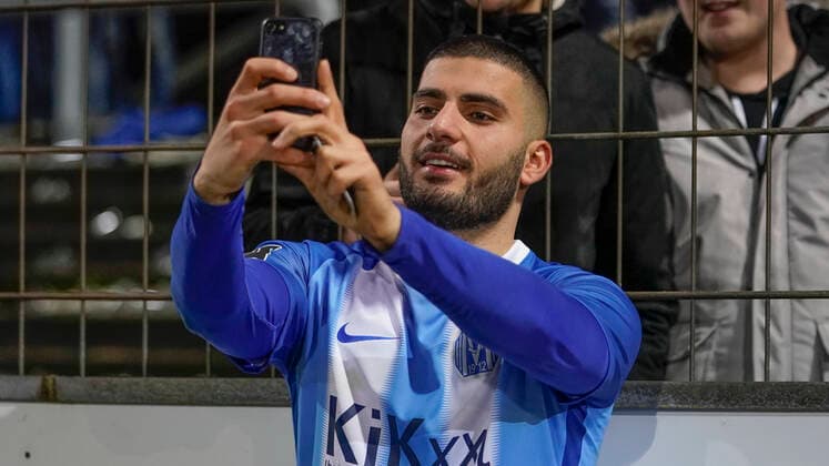 09.12.2019, Hänsch-Arena, Meppen, GER, 3. Liga, 18. Spieltag, SV Meppen vs Preußen Münster, Deniz Undav (SV Meppen 9) nach dem Spiel beim Selfie mit Fans, DFL REGULATIONS PROHIBIT ANY USE OF PHOTOGRAPHS AS IMAGE SEQUENCES AND OR QUASI-VIDEO. Meppen Niedersachsen Germany Hänsch-Arena *** 09 12 2019, Hänsch Arena, Meppen, GER, 3 League, 18 Matchday, SV Meppen vs Prussia Münster, Deniz Undav SV Meppen 9 after the match at Selfie with fans, DFL REGULATIONS PROHIBIT ANY USE OF PHOTOGRAPHS AS IMAGE SEQUENCES AND OR QUASI VIDEO Meppen Niedersachsen Germany Hänsch Arena
