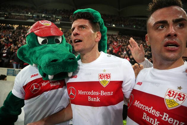 Bilder des Jahres 2019, Sport 12 Dezember Sport Bilder des Tages VfB Stuttgart - 1. FC Nürnberg Deutschland, Stuttgart, 09.12.2019, Fussball, 2. Bundesliga, Saison 2019 2020, 16. Spieltag, VfB Stuttgart - 1. FC Nürnberg: v.l. Fritzle (Maskottchen VfB Stuttgart), Mario Gomez, Philipp Förster (beide VfB Stuttgart); Jubel Tor 2:1 Gomez, DFL DFB REGULATIONS PROHIBIT ANY USE OF PHOTOGRAPHS AS IMAGE SEQUENCES AND OR QUASI-VIDEO. *** VfB Stuttgart 1 FC Nürnberg Deutschland, Stuttgart, 09 12 2019, Football, 2 Bundesliga, Season 2019 2020, 16 Spieltag, VfB Stuttgart 1 FC Nürnberg v l Fritzle Maskottchen VfB Stuttgart , Mario Gomez, Philipp Förster both VfB Stuttgart Jubel Tor 2 1 Gomez, DFL DFB REGULATIONS PROHIBIT ANY USE OF PHOTOGRAPHS AS IMAGE SEQUENCES AND OR QUASI VIDEO