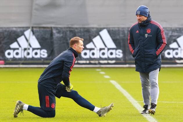 Trainer Hansi Flick im Gespräch mit dem Torwart Manuel Neuer Fussball FC Bayern München. Abschlußtraining vor dem CL-Spiel gegen Tottenham Hotspur 10.12.2019