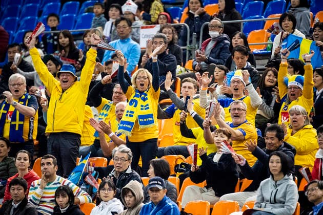 191210 Supporters of Sweden celebrate during the Women s World Handball Championship match between Sweden and Romania on December 10, 2019 in Kumamoto. Photo: Ludvig Thunman BILDBYRAN kod LT 35698 bbeng dam women handball handboll world handball championship 2019 sverige sweden romania rumänien jubel publik celebration Copyright: LUDVIGxTHUNMAN BB191210LT008