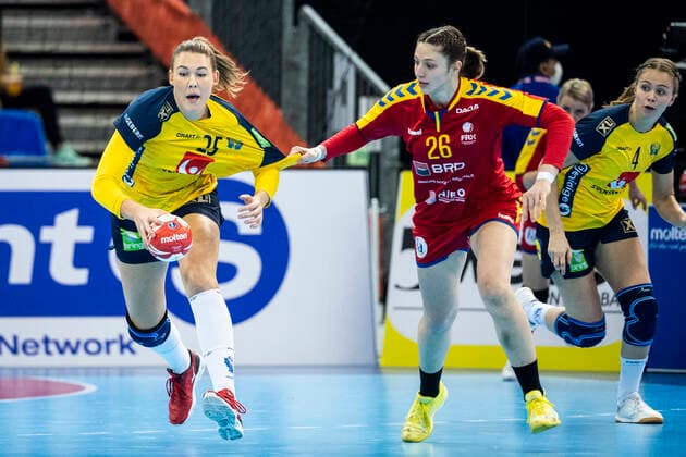 191210 Mikaela Mässing of Sweden Anca-Georgiana Polocoser of Romania during the Women s World Handball Championship match between Sweden and Romania on December 10, 2019 in Kumamoto. Photo: Ludvig Thunman BILDBYRAN kod LT 35698 bbeng dam women handball handboll world handball championship 2019 sverige sweden romania rumänien Copyright: LUDVIGxTHUNMAN BB191210LT010