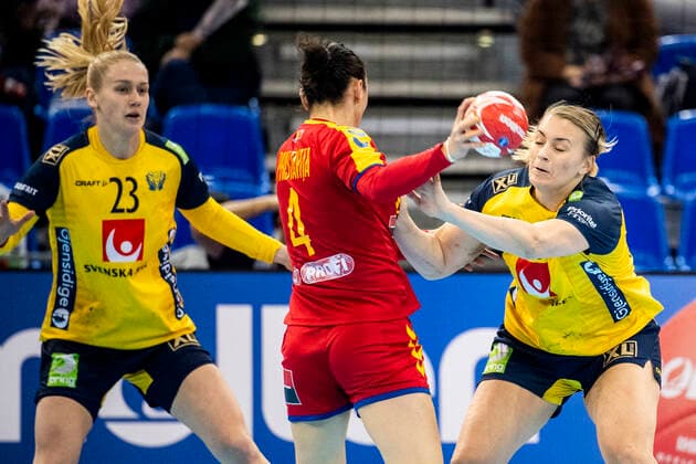 191210 Emma Lindqvist and Isabelle Gullden of Sweden against Ioana-Laura Pristavita of Romania during the Women s World Handball Championship match between Sweden and Romania on December 10, 2019 in Kumamoto. Photo: Ludvig Thunman BILDBYRAN kod LT 35698 bbeng dam women handball handboll world handball championship 2019 sverige sweden romania rumänien Copyright: LUDVIGxTHUNMAN BB191210LT011