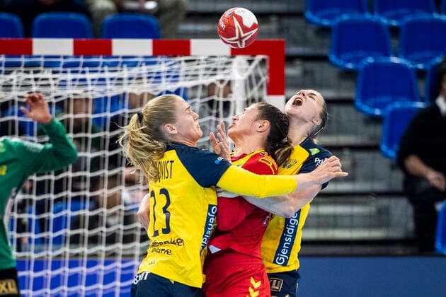 Sport Bilder des Tages 191210 Emma Lindqvist and Linn Blohm of Sweden against Elena Dache of Romania during the Women s World Handball Championship match between Sweden and Romania on December 10, 2019 in Kumamoto. Photo: Ludvig Thunman BILDBYRAN kod LT 35698 bbeng dam women handball handboll world handball championship 2019 sverige sweden romania rumänien Copyright: LUDVIGxTHUNMAN BB191210LT012