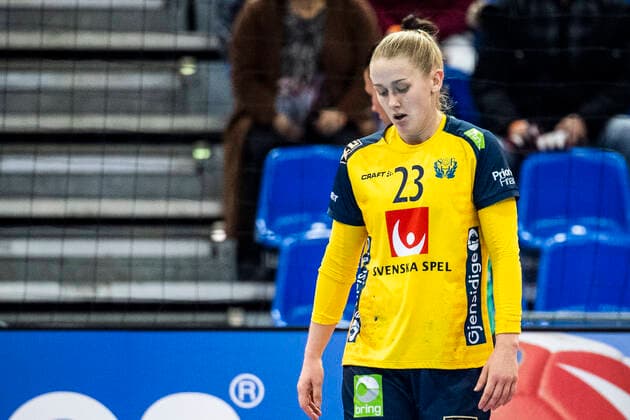 191210 Emma Lindqvist of Sweden looks dejected during the Women s World Handball Championship match between Sweden and Romania on December 10, 2019 in Kumamoto. Photo: Ludvig Thunman BILDBYRAN kod LT 35698 bbeng dam women handball handboll world handball championship 2019 sverige sweden romania rumänien depp dejected Copyright: LUDVIGxTHUNMAN BB191210LT013