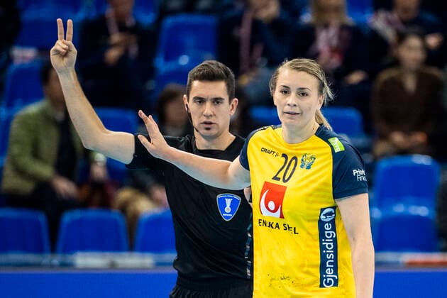 Sport Bilder des Tages 191210 Isabelle Gullden of Sweden reacts to the referee s decision during the Women s World Handball Championship match between Sweden and Romania on December 10, 2019 in Kumamoto. Photo: Ludvig Thunman BILDBYRAN kod LT 35698 bbeng dam women handball handboll world handball championship 2019 sverige sweden romania rumänien Copyright: LUDVIGxTHUNMAN BB191210LT014