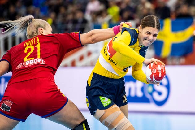 191210 Carin Strömberg of Sweden against Crina-Elena Pintea of Romania during the Women s World Handball Championship match between Sweden and Romania on December 10, 2019 in Kumamoto. Photo: Ludvig Thunman BILDBYRAN kod LT 35698 bbeng dam women handball handboll world handball championship 2019 sverige sweden romania rumänien Copyright: LUDVIGxTHUNMAN BB191210LT015