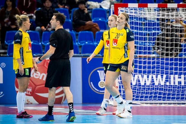 191210 Isabelle Gullden and Emma Lindqvist look dejected during the Women s World Handball Championship match between Sweden and Romania on December 10, 2019 in Kumamoto. Photo: Ludvig Thunman BILDBYRAN kod LT 35698 bbeng dam women handball handboll world handball championship 2019 sverige sweden romania rumänien depp dejected Copyright: LUDVIGxTHUNMAN BB191210LT016