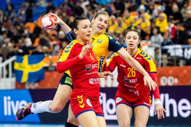 191210 Linn Blohm of Sweden against Ioana-Laura Pristavita and Anca-Georgiana Polocoser of Romania during the Women s World Handball Championship match between Sweden and Romania on December 10, 2019 in Kumamoto. Photo: Ludvig Thunman BILDBYRAN kod LT 35698 bbeng dam women handball handboll world handball championship 2019 sverige sweden romania rumänien Copyright: LUDVIGxTHUNMAN BB191210LT038
