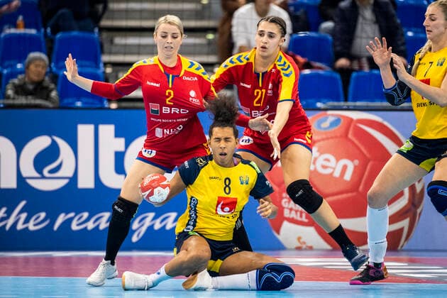 191210 Jamina Roberts of Sweden against Aneta Udristioiu and Lorena-Gabriela Ostase of Romania during the Women s World Handball Championship match between Sweden and Romania on December 10, 2019 in Kumamoto. Photo: Ludvig Thunman BILDBYRAN kod LT 35698 bbeng dam women handball handboll world handball championship 2019 sverige sweden romania rumänien Copyright: LUDVIGxTHUNMAN BB191210LT040