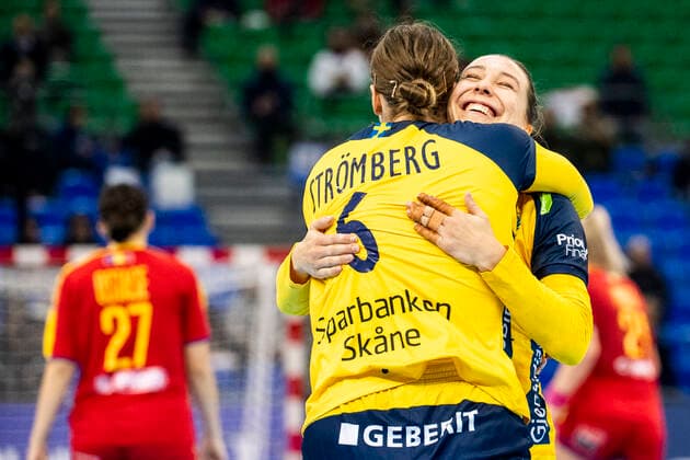 191210 Carin Strömberg and Anna Lagerquist of Sweden celebrate during the Women s World Handball Championship match between Sweden and Romania on December 10, 2019 in Kumamoto. Photo: Ludvig Thunman BILDBYRAN kod LT 35698 bbeng dam women handball handboll world handball championship 2019 sverige sweden romania rumänien jubel celebration Copyright: LUDVIGxTHUNMAN BB191210LT047