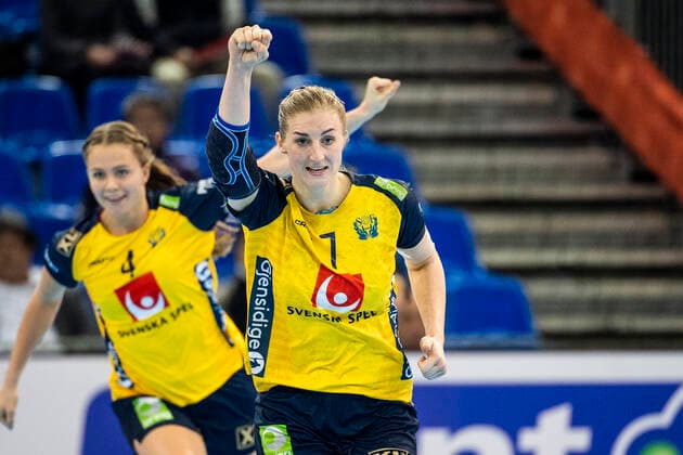 191210 Linn Blohm and Olivia Mellegard of Sweden celebrate during the Women s World Handball Championship match between Sweden and Romania on December 10, 2019 in Kumamoto. Photo: Ludvig Thunman BILDBYRAN kod LT 35698 bbeng dam women handball handboll world handball championship 2019 sverige sweden romania rumänien jubel celebration Copyright: LUDVIGxTHUNMAN BB191210LT051
