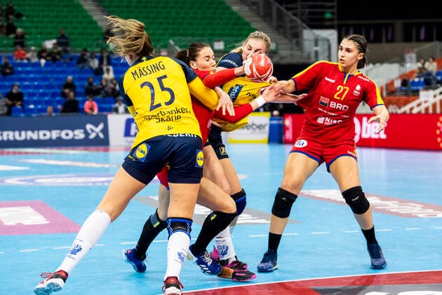 191210 Elena Dache and Lorena-Gabriela Ostase of Romania against Mikaela Mässing and Linn Blohm of Sweden during the Women s World Handball Championship match between Sweden and Romania on December 10, 2019 in Kumamoto. Photo: Ludvig Thunman BILDBYRAN kod LT 35698 bbeng dam women handball handboll world handball championship 2019 sverige sweden romania rumänien Copyright: LUDVIGxTHUNMAN BB191210LT056