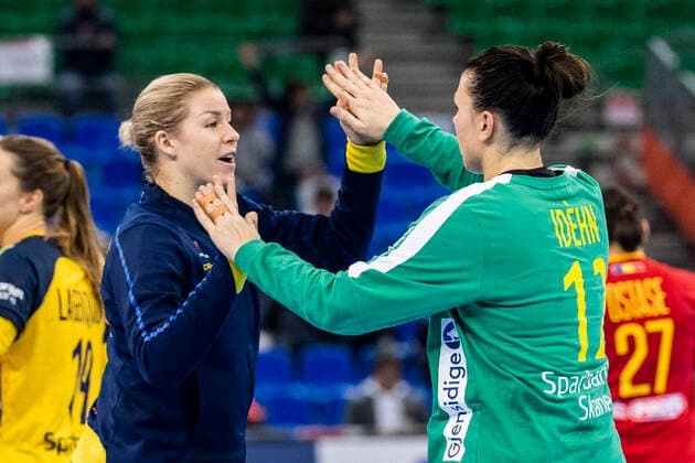 191210 goalkeeper Martina Thörn and goalkeeper Filippa Idehn of Sweden celebrate after the Women s World Handball Championship match between Sweden and Romania on December 10, 2019 in Kumamoto. Photo: Ludvig Thunman BILDBYRAN kod LT 35698 bbeng dam women handball handboll world handball championship 2019 sverige sweden romania rumänien jubel celebration Copyright: LUDVIGxTHUNMAN BB191210LT060
