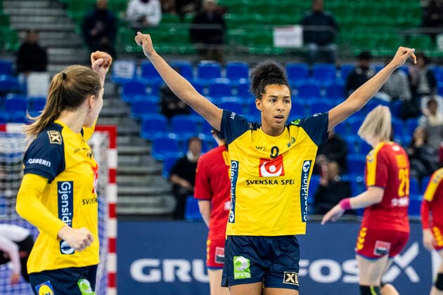 191210 Mikaela Mässing and Jamina Roberts of Sweden celebrate after the Women s World Handball Championship match between Sweden and Romania on December 10, 2019 in Kumamoto. Photo: Ludvig Thunman BILDBYRAN kod LT 35698 bbeng dam women handball handboll world handball championship 2019 sverige sweden romania rumänien jubel celebration Copyright: LUDVIGxTHUNMAN BB191210LT062