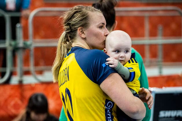 Sport Bilder des Tages 191210 Isabelle Gullden of Sweden with her son Lias during the Women s World Handball Championship match between Sweden and Romania on December 10, 2019 in Kumamoto. Photo: Ludvig Thunman BILDBYRAN kod LT 35698 bbeng dam women handball handboll world handball championship 2019 sverige sweden romania rumänien barn Copyright: LUDVIGxTHUNMAN BB191210LT064