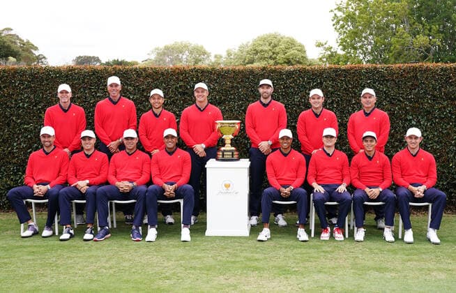 Sport Bilder des Tages GOLF PRESIDENTS CUP, (Back left to right) Assistant Captain Steve Stricker, Matt Kuchar, Xander Schauffele, Bryson DeChambeau, Dustin Johnson, Patrick Reed, Assistant Captain Fred Couples, (front L-R) Webb Simpson, Justin Thomas, Gary Woodland, Tony Finau, Playing Captain Tiger Woods, Assistant Captain Zach Johnson, Rickie Fowler and Patrick Cantlay pose for the United States team photo ahead of the 2019 Presidents Cup golf competition at the Royal Melbourne Golf Club in Melbourne, Wednesday, December 11, 2019. ( NO ARCHIVING, EDITORIAL USE ONLY, NO USE IN BOOKS WITHOUT CONSENT MELBOURNE VIC AUSTRALIA  Copyright: xSCOTTxBARBOURx 20191211001437320936