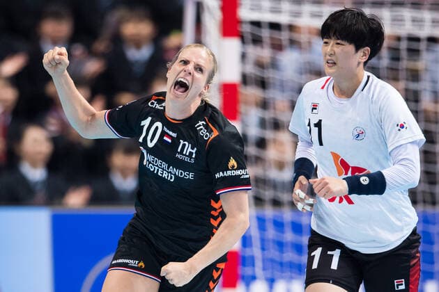 191211 Danick Snelder of Netherlands celebrates in front of Eun Hee Ryu of South Korea during the Women s World Handball Championship game between Netherlands and South Korea on December 11, 2019 in Kumamoto. Photo: Daniel Stiller Bildbyran kod DS 59423 bbeng dam women handball handboll world handball championship 2019 handball vm netherlands holland south korea jubel Copyright: DANIELxSTILLER BB191211DS004