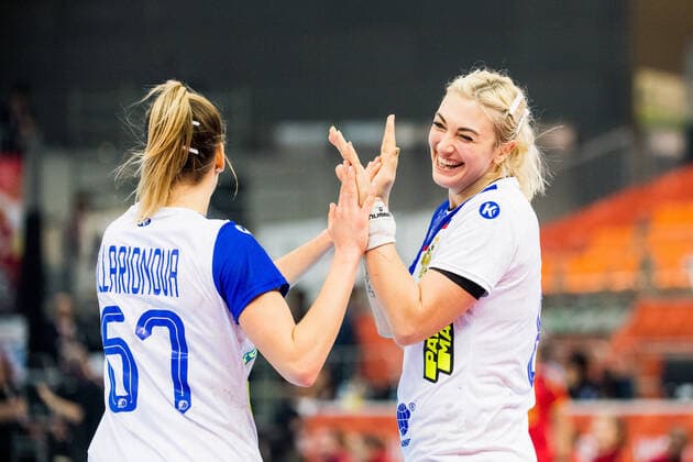 191211 Anastasiia Illarionova and Anna Vyakhireva of Russia celebrates during the Women s World Handball Championship match between Spain and Russia on December 11, 2019 in Kumamoto. Photo: Ludvig Thunman BILDBYRAN kod LT 35699 bbeng dam women handball handboll world handball championship 2019 ryssland russia spain spanien jubel celebration Copyright: LUDVIGxTHUNMAN BB191211LT004