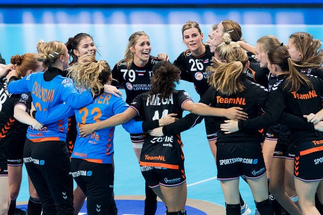 191211 Team Netherland celebrate after winning the Women s World Handball Championship game between Netherlands and South Korea on December 11, 2019 in Kumamoto. Photo: Daniel Stiller Bildbyran kod DS 59423 bbeng dam women handball handboll world handball championship 2019 handball vm netherlands holland south korea jubel Copyright: DANIELxSTILLER BB191211DS008